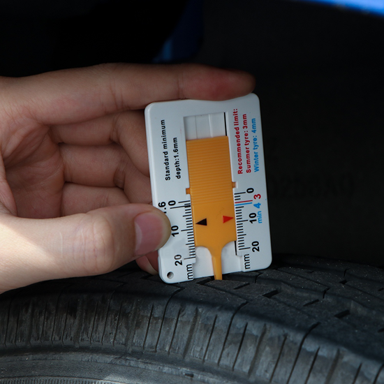 měřič hloubky dezénu pneu