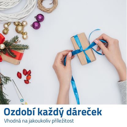 Světle modrá stuha na dárky