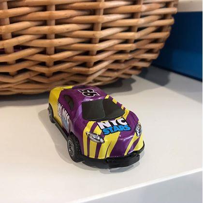 Kaskadérské skákací autíčko - žluto fialové