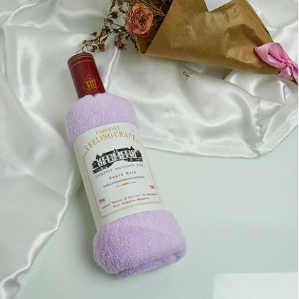Ručník v dárkovém balení láhev vína - fialový