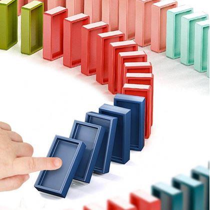 Obrázek z Vláček stavějící domino