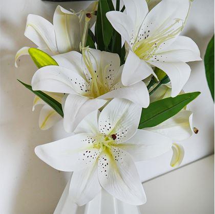 Obrázek z Umělá kytice lilií - bílá