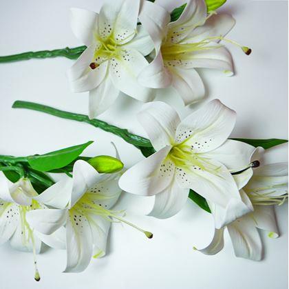 Obrázek z Umělá kytice lilií - bílá