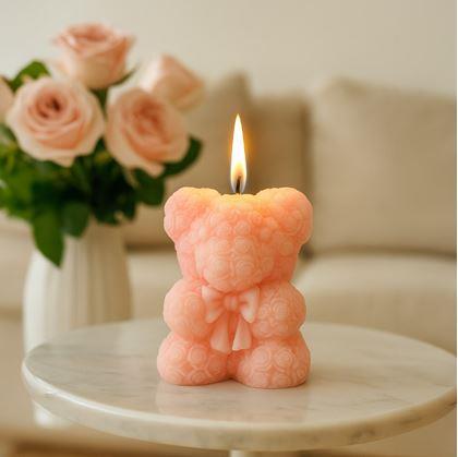 Obrázek z Dárková svíčka medvídek z růží - růžový