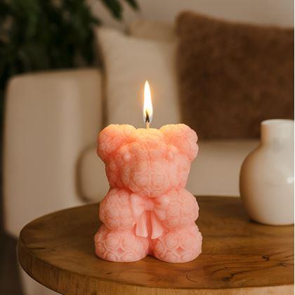 Obrázek z Dárková svíčka medvídek z růží - růžový