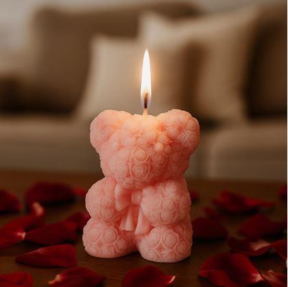 Obrázek z Dárková svíčka medvídek z růží - růžový