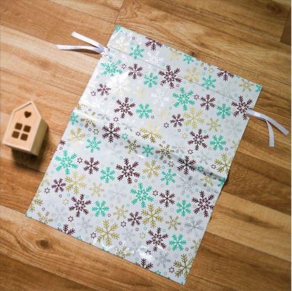 Obrázek z Vánoční dárkový balicí sáček se šňůrkou - 51x39 cm - sněhové vločky