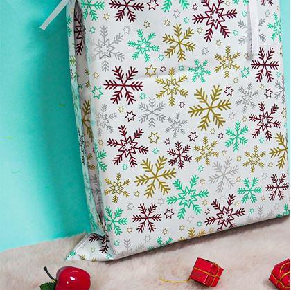 Obrázek z Vánoční dárkový balicí sáček se šňůrkou - 51x39 cm - sněhové vločky