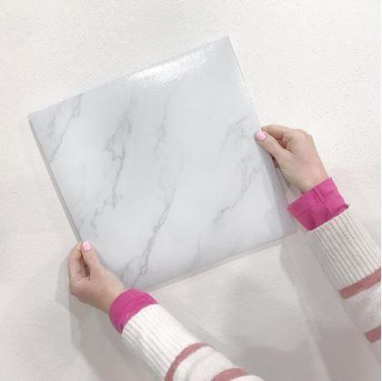 Obrázek z PVC samolepicí podlahové čtverce 30x30 cm - bílý mramor