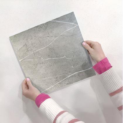 Obrázek z PVC samolepicí podlahové čtverce 30x30 cm - světle šedý mramor