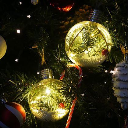 Obrázek z Vánoční LED svítící koule na stromeček - jehličí