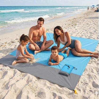 Obrázek z Plážová podložka s kolíky odolná vůči vodě a písku 2x2 m modrá