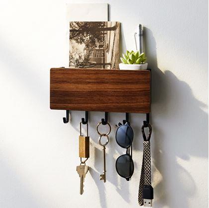 Obrázek z Dřevěný věšák na klíče s přihrádkou
