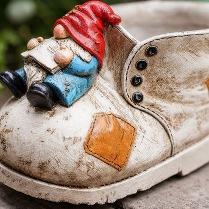 Obrázek z Dekorativní květináč - skřítek na botě